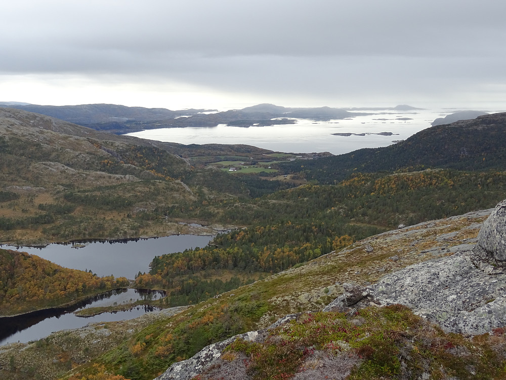 Utsikt fra Moafjellet mot Liss og Storheiavatnet i vest og mot Knottenfjorden