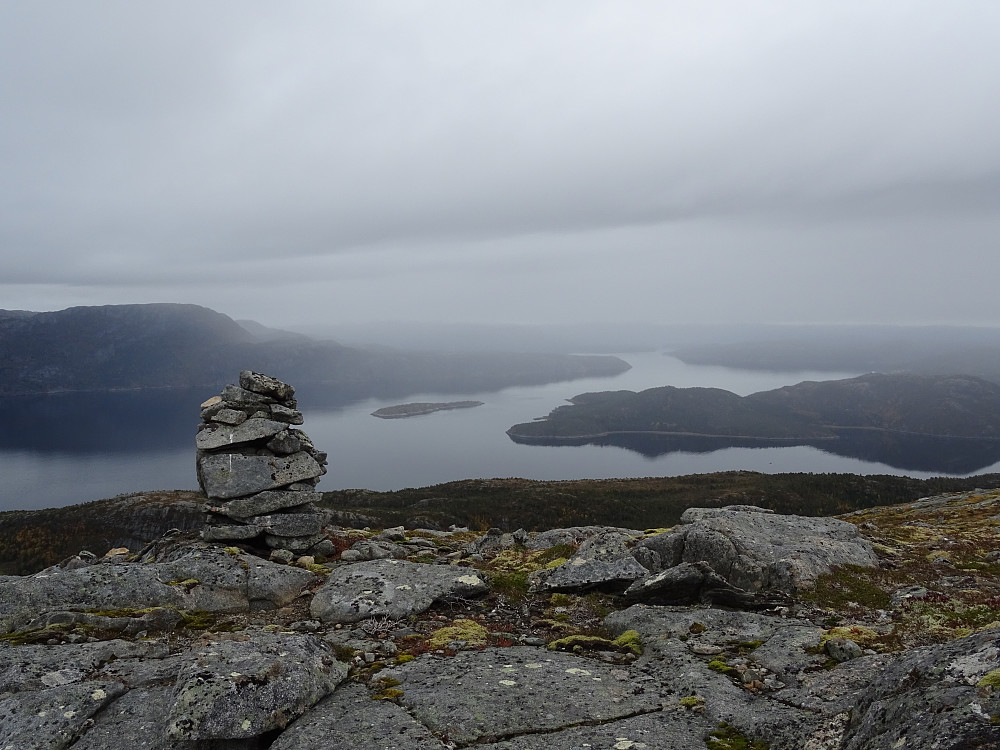 Varden på Moafjellet med utsikt mot Otterøya