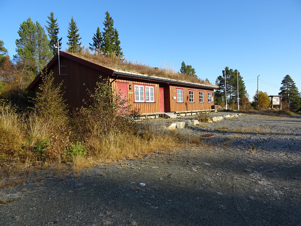 Stor parkeringsplass ved Ulvåshytta og Olavsbu