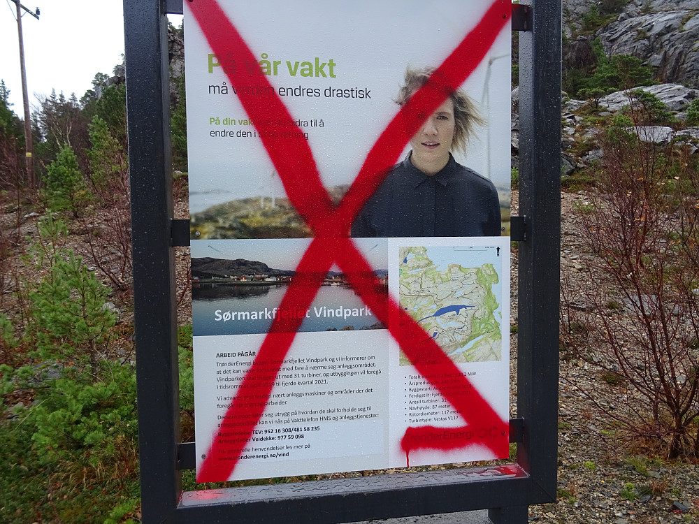Ved Hestdalsvatnet var det satt opp en infoplakat om Sørmarkfjellet Vindpark