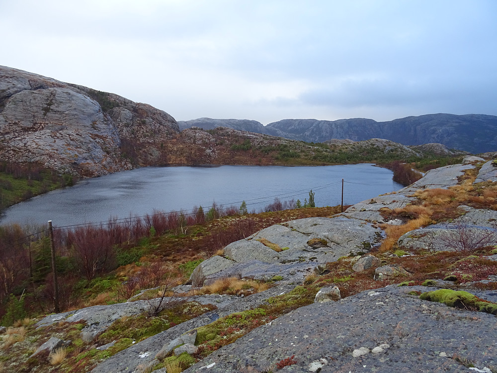 Uransvatnet rett nedenfor Hyllfjellet (N)