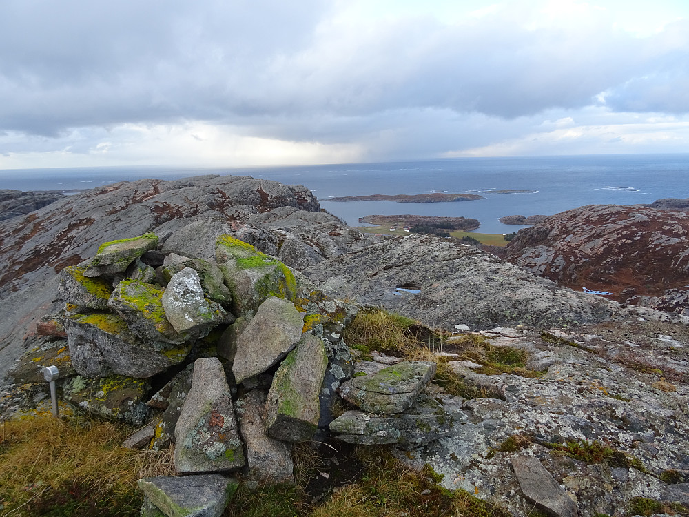 Toppvarden på Hårstadfjellet med utsikt mot havet