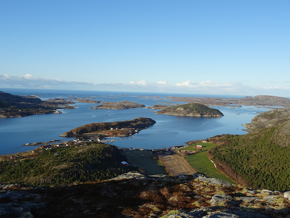 Utsikt fra varden på Røythaugfjellet mot Vikholmen og Geitøya