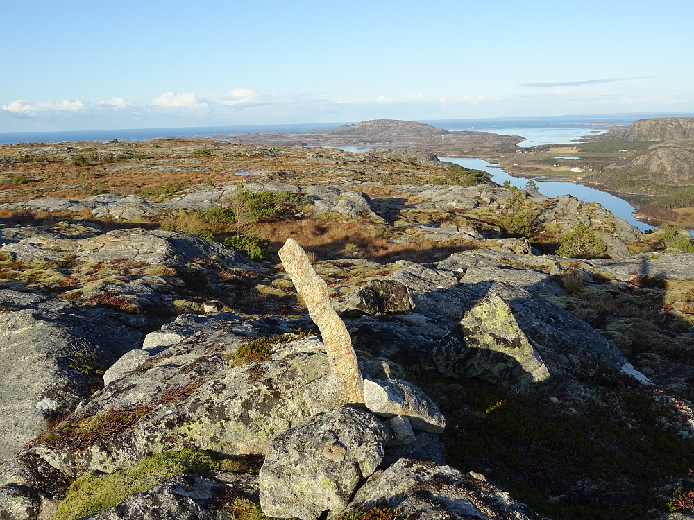 En beskjeden spiss stein på høyeste punkt på Røythaugfjellet