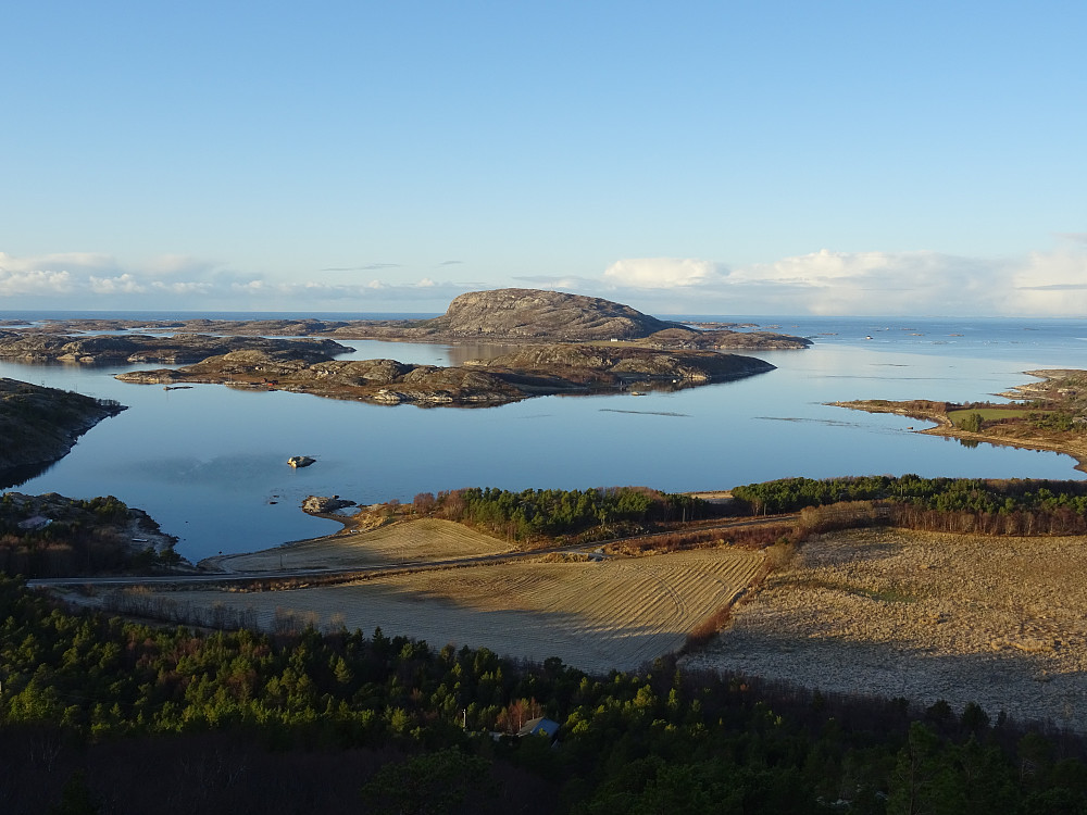 Utsikt fra oppstigningen til Glasøyfjellet mot Halmøya