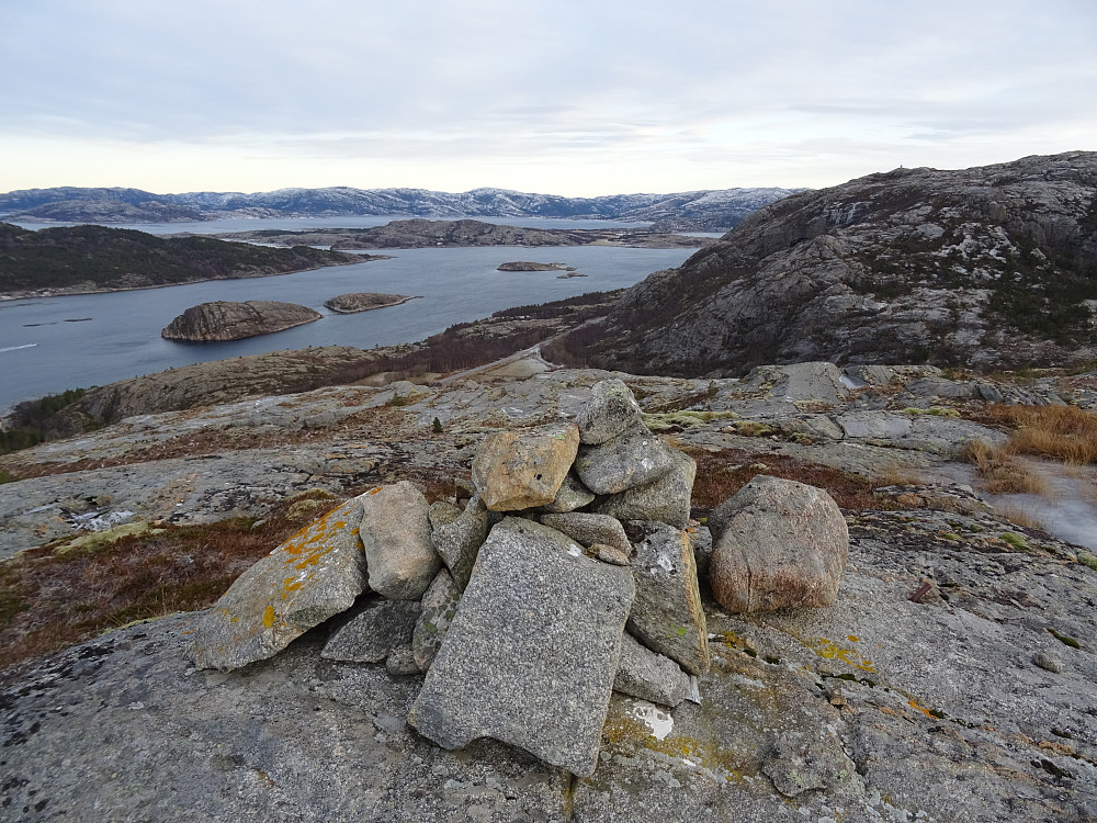 En liten varde ved trigpunktet på Einvikfjellet. Utsikt mot Store/Litle Hestholmen