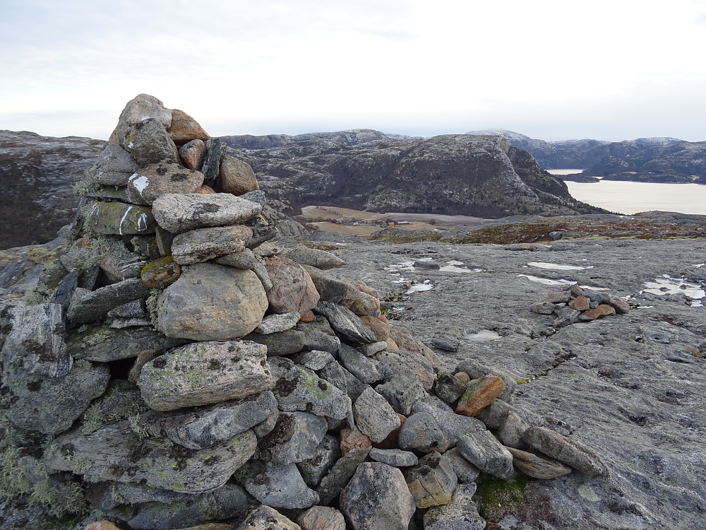 En større varde på Einvikfjellet med utsikt mot Strøm/Hanshelleren