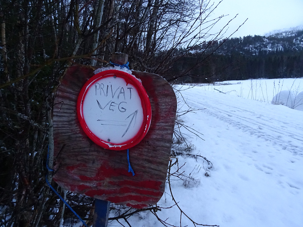 Lokalt skilt med privat vei innenfor Flakk