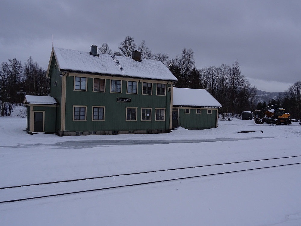 Gartland Stasjon på Nordlandsbanen. Åpnet 1940, ubetjent fra 1959, men fremdeles operativ. 95,9 moh.