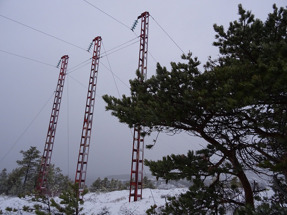 Høyspentmaster ved toppen av Garsøya