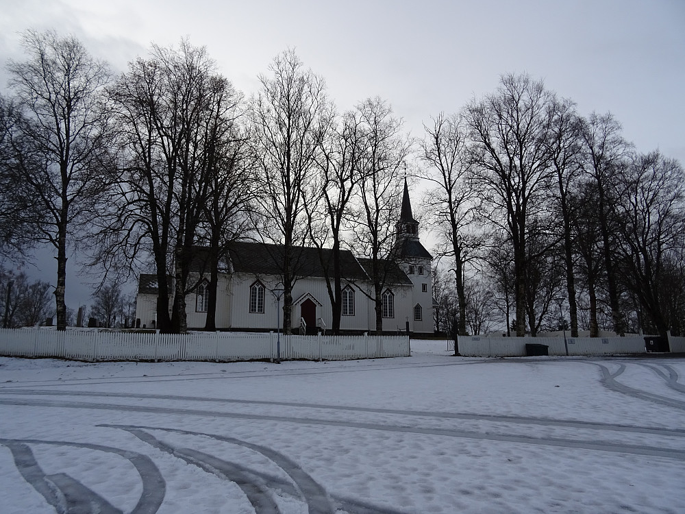 Fin parkering ved Namdalseid Kirke. Dette er en langkirke i tre fra 1858