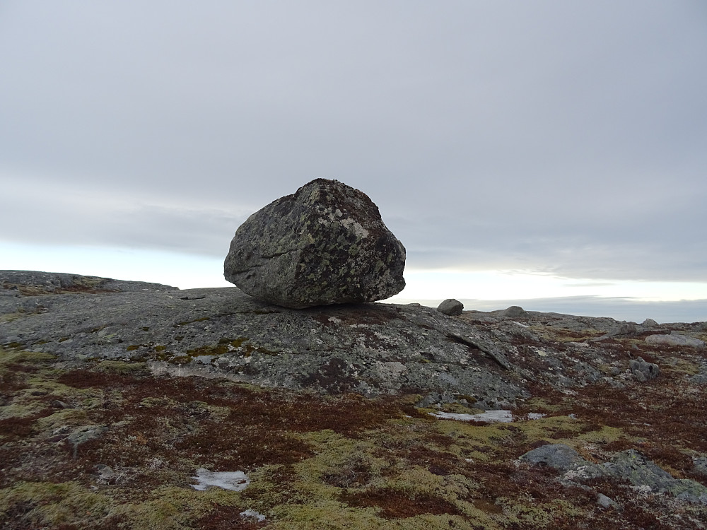 En stor stein like før toppen av Havfrulifjellet