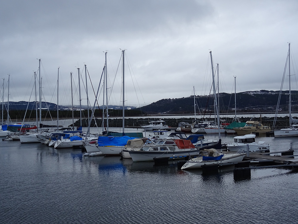 Parkering ved båthavna i Stjørdal