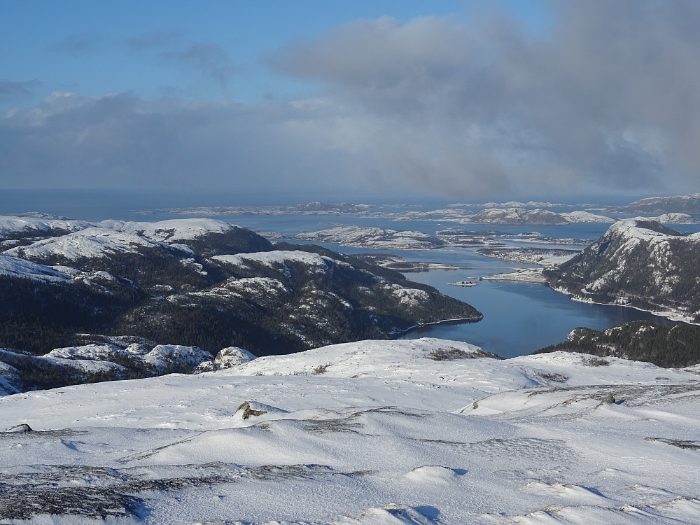 Utsikt fra Tverråfjellet mot Fløanfjorden og Lauvsnes