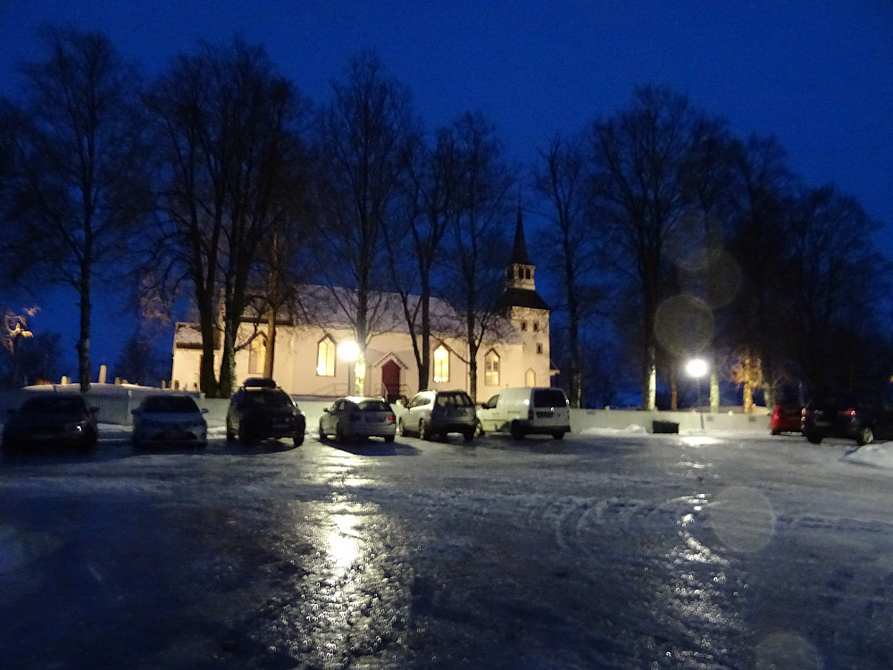 Da jeg kom tilbake til Namdalseid Kirke var parkeringsplassen full av biler