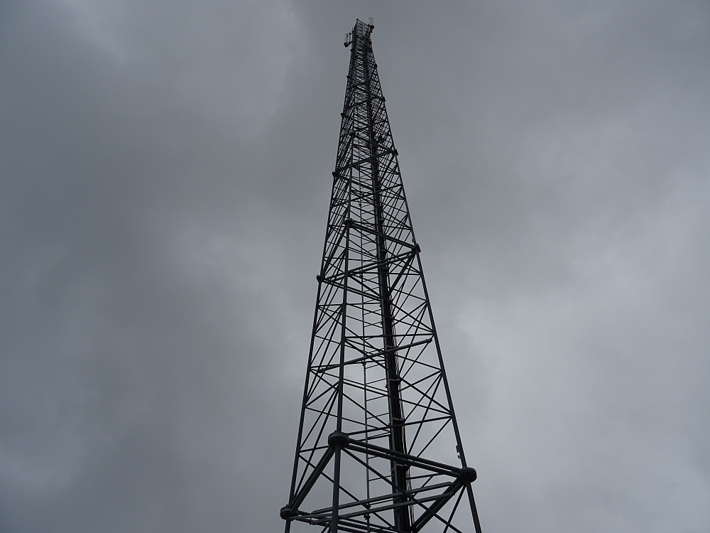 En høy mast på toppen av Heggjasberget (178 moh)