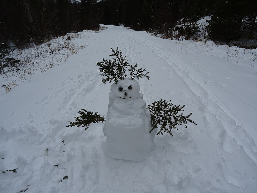 Denne snømannen hadde kommet på traktorveien mens jeg var i fjellet. GOD PÅSKE!