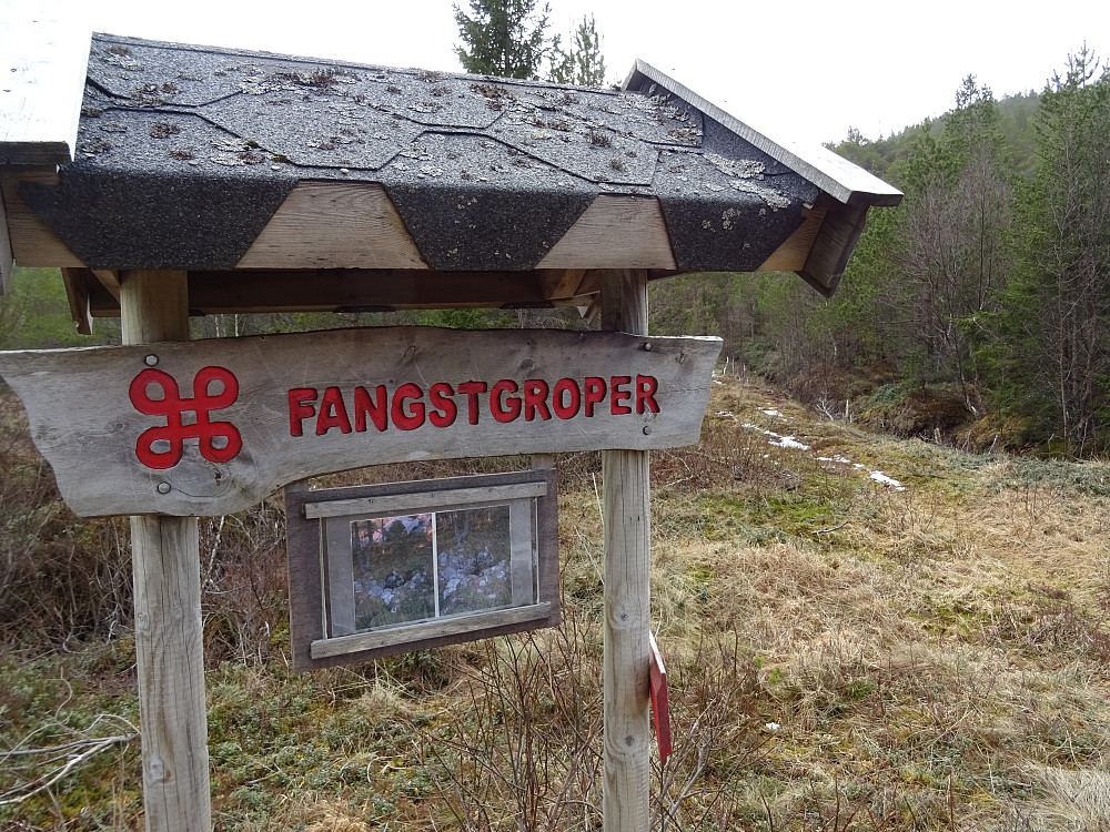 Denne infotavlen står på sykkelveien mellom Holvik og Aunet, og har traktorvei og rodmerket sti til toppen av Pallan