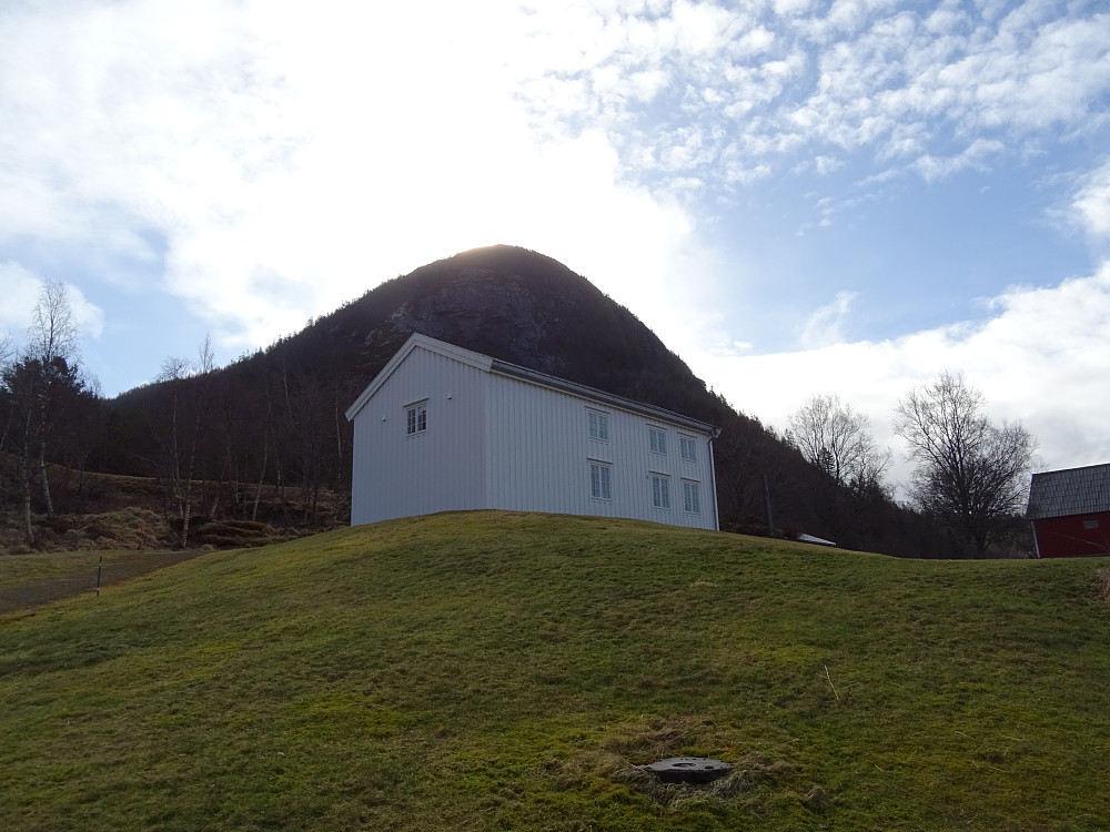 Barndomsheimen til Olav Duun rett under Durmålfjellet