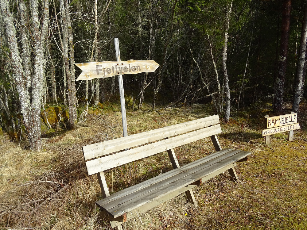 Godt merket ved parkeringa til Dunafjellet