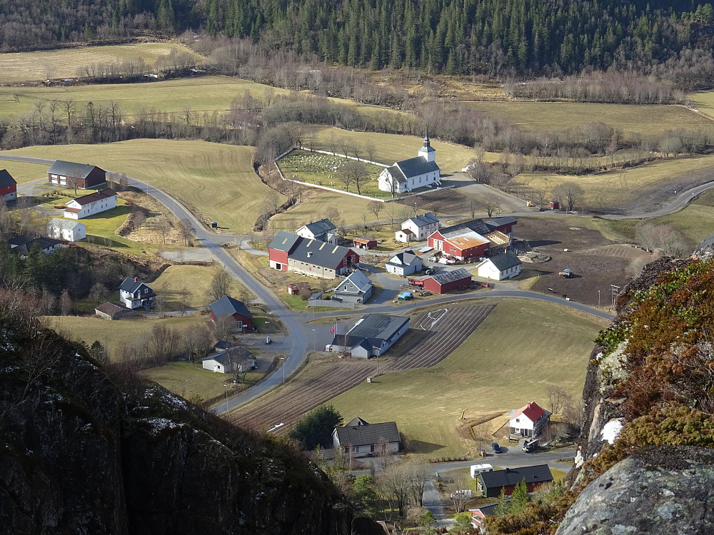 Svært bratt ned på sørsiden av Dunafjellet ned mot Dun sentrum