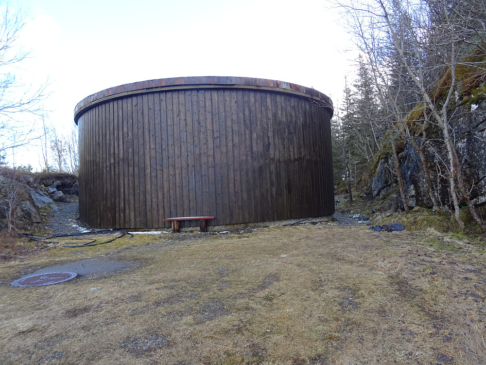 Her ved denne bygningen starter stien opp til Durmålfjellet