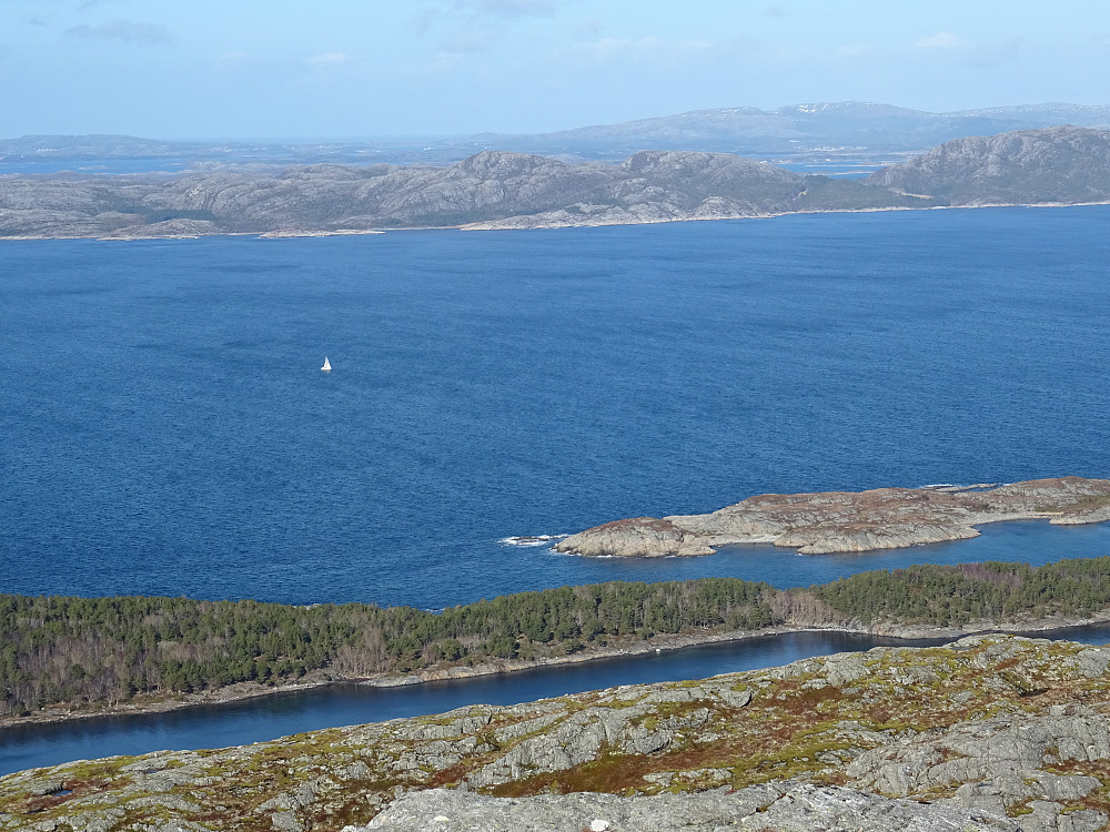 Flott utsikt fra Skåkkjerringa mot Skogøya, Folda og Abelvær og til seilbåten på Folda
