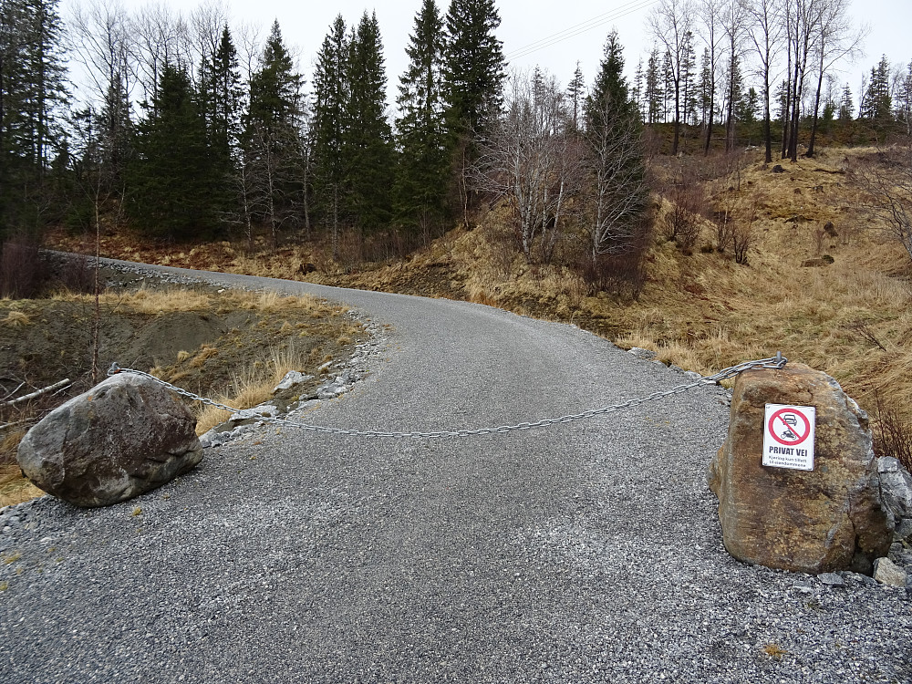 Bilveien fra Fv 6306 mot Dølin var stengt med kjetting. 