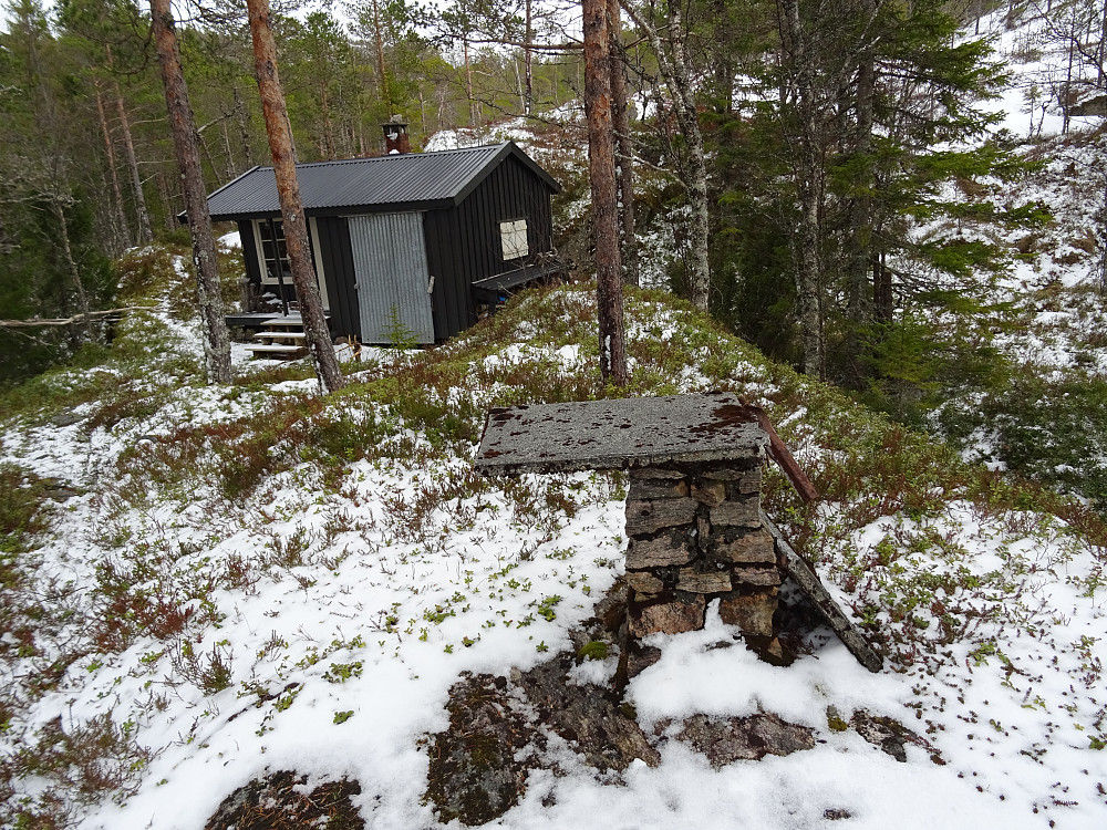 Ca, en km. fra Otertjønna ligger denne hytta omringet av bunkerser