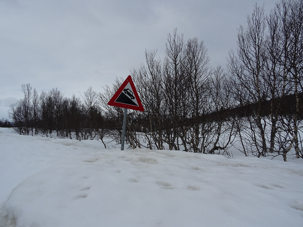Parkering på høyeste punkt mellom Tunnsjøen og Litl-Limingen på vei 7016