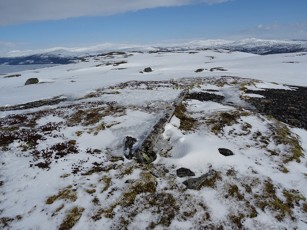 Rester av trigpunktet på Karifjellet