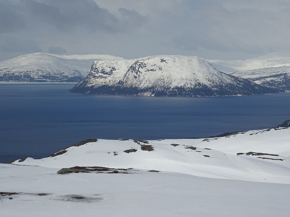 Utsikt fra Karifjellet (varden ikke høyeste punkt) mot Gudfjelløya