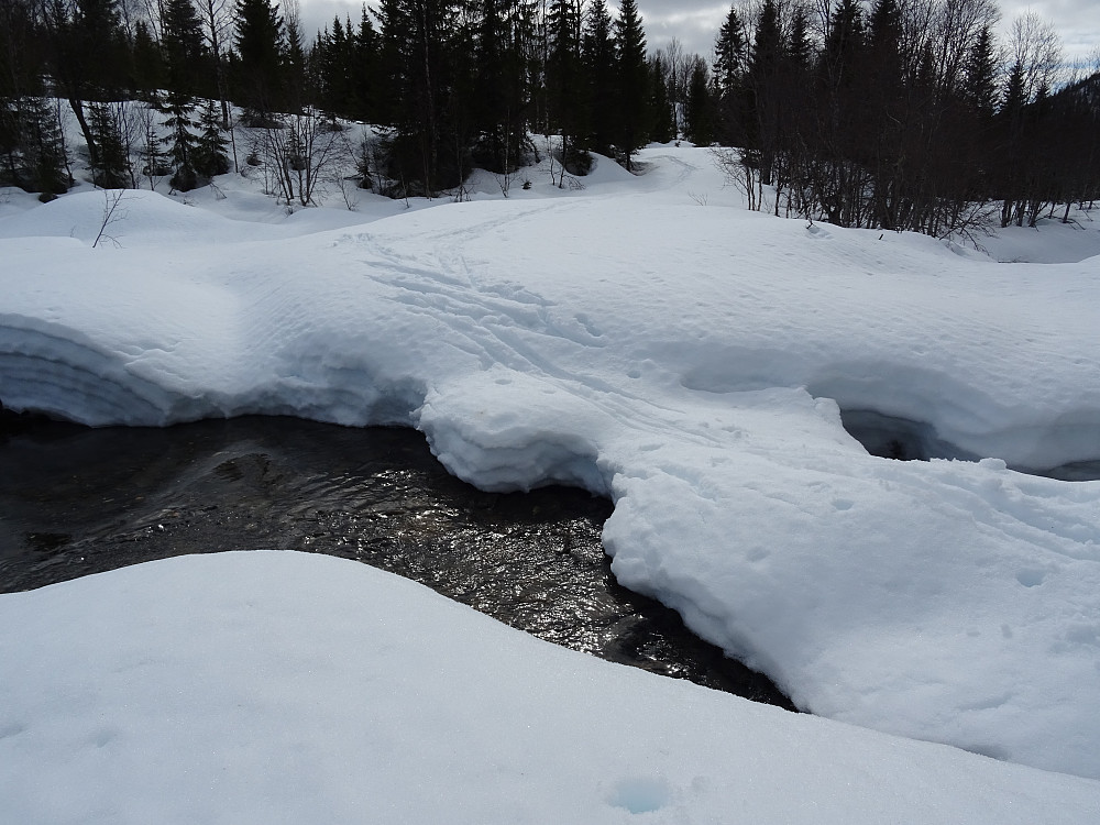 Snøbru over Linvasselva