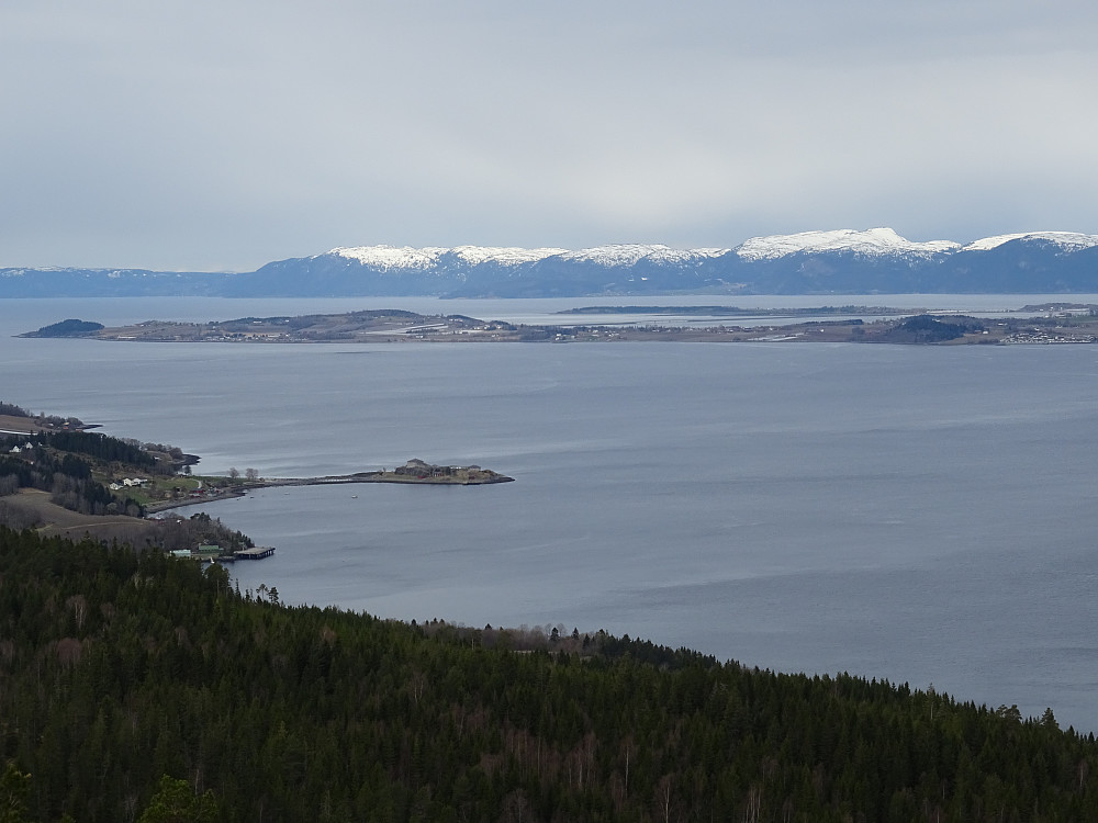Flott utsikt mot Steinvikholmen, Frosta, Tautra og Fosenalpene