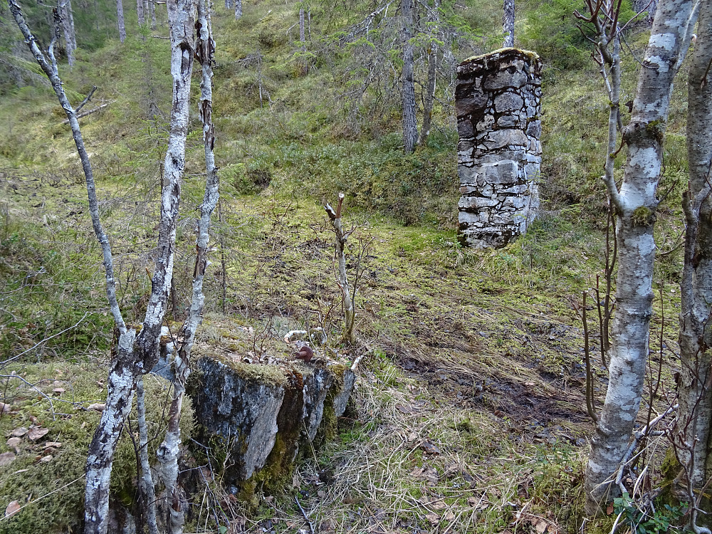 To gamle tyske portstolper ved Oterbekken i Vemundvik. (Den ene har falt ned)