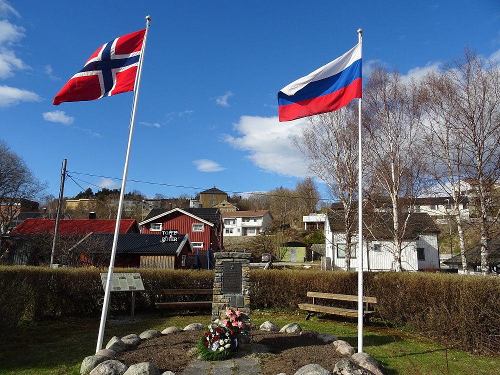 Det norske og det russiske flagget vaier i vinden i russerparken i Namsos
