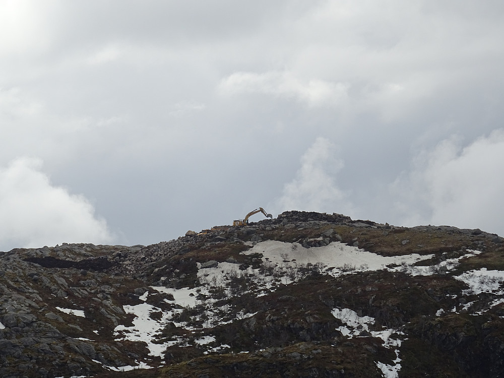 På tur tilbake fra toppen nord for Krokvatnet er det tydelig at toppen av Sørmarkfjellet forsvinner