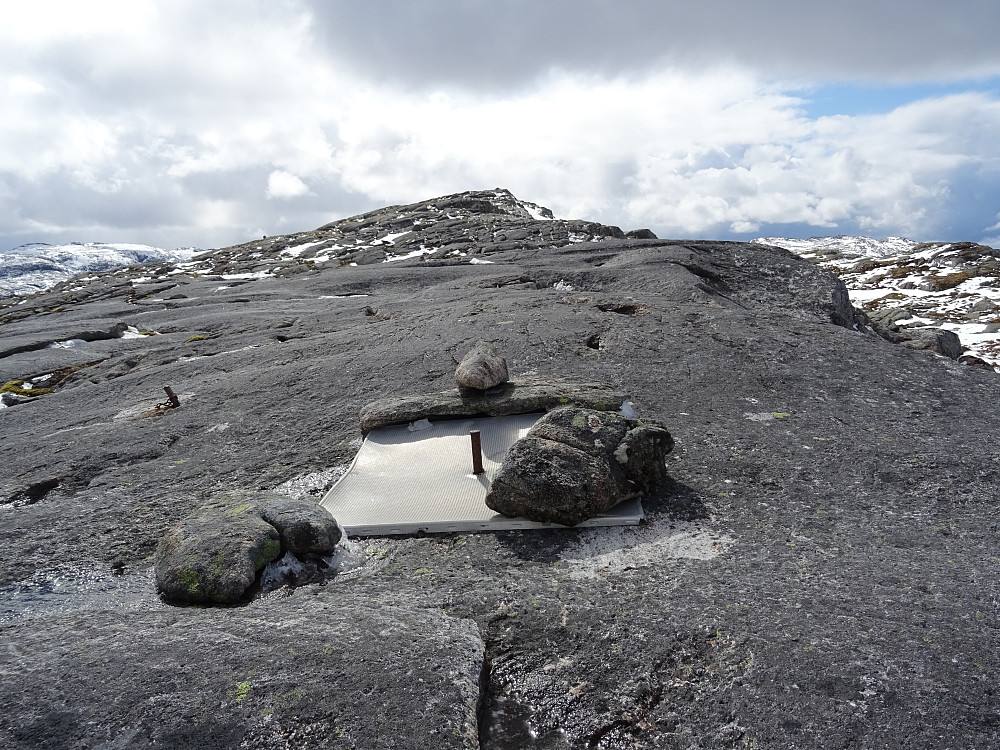 Trigpunktet (416 moh) med navnet Hestdalsfjell 200 meter NØ for Osheia Øst. Toppen på Osheia Øst (430 moh) bak. 