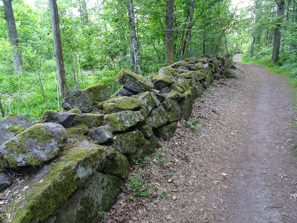 Den imponerende muren mellom Horten og Borre
