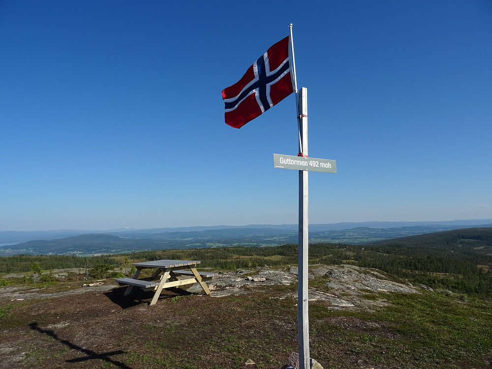 Det flagges på toppen av Guttormen