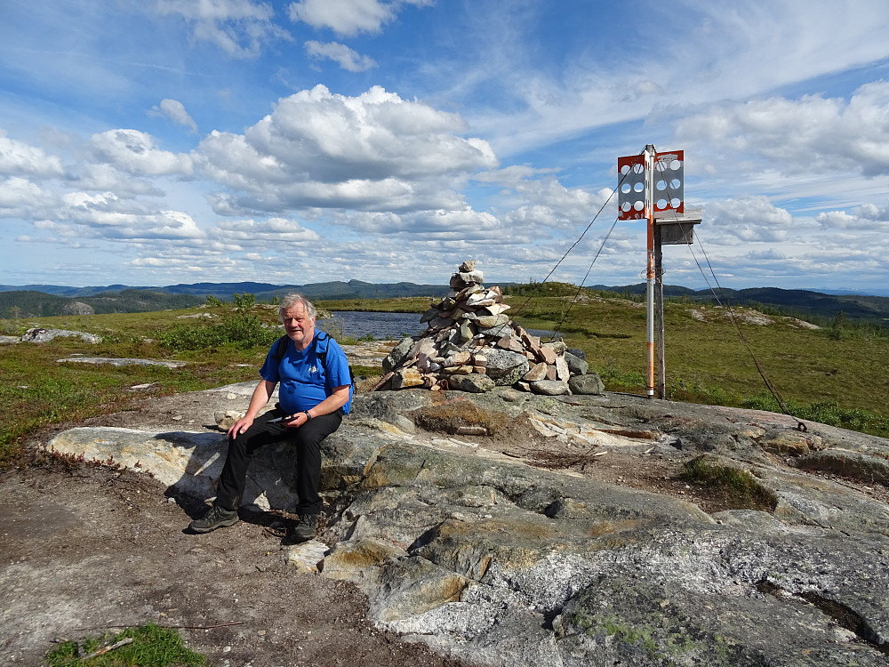 Terje Husvik ved trigpunktet på Våttåheia