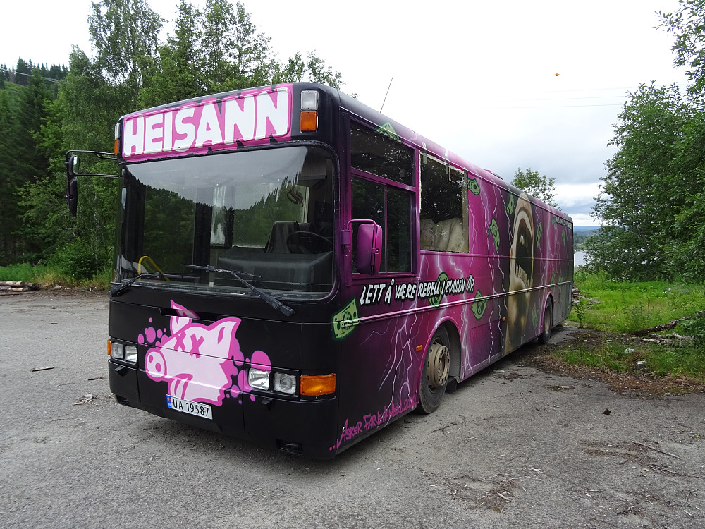 Denne bussen sto parkert inne på lagerplassen
