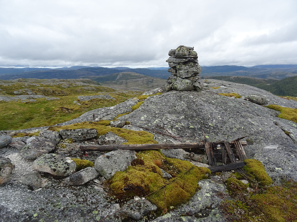 Toppvarden på Elgåvassfjellet med et trigpunkt som er tæret av tidens tann