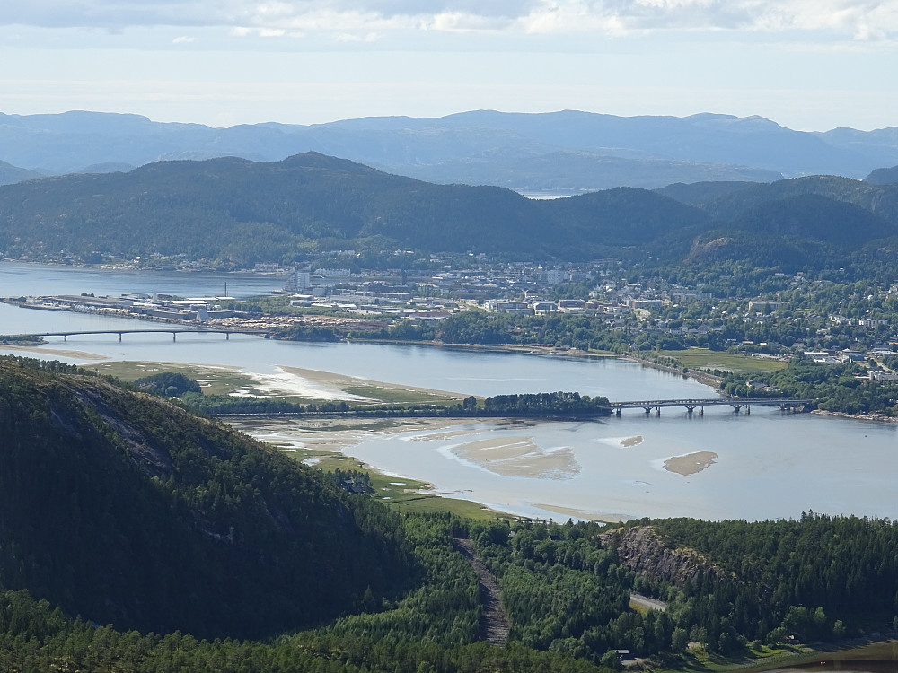 Utsikt mot Namsos med to bybroer