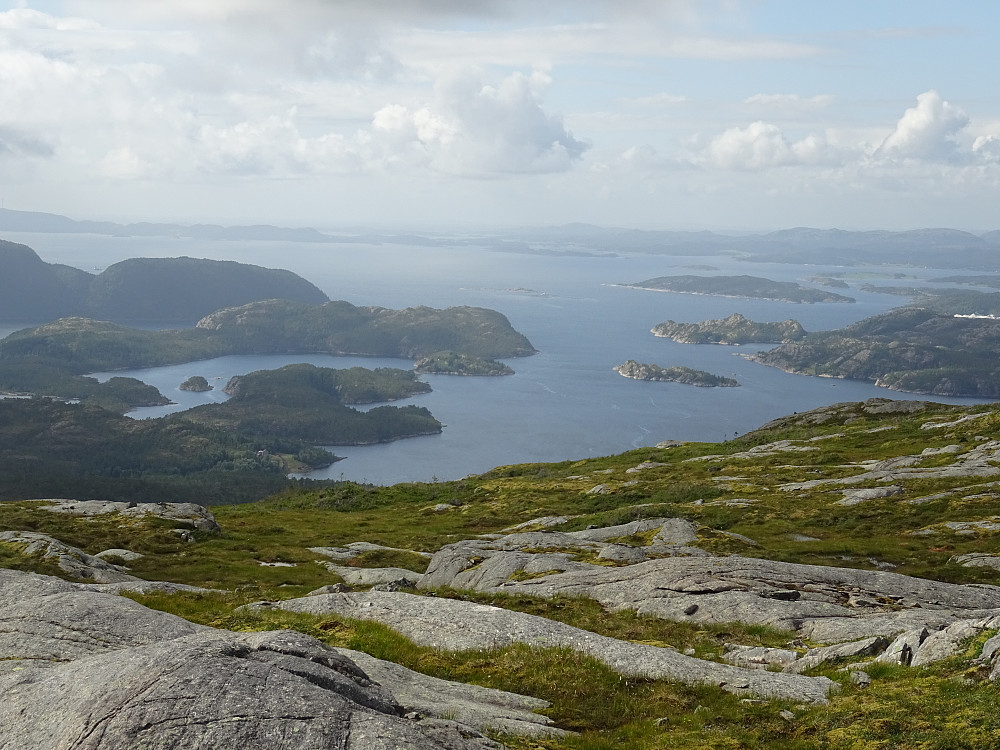 Utsikt fra toppen av Hagafjellet mot Krokøya i Oppløyfjorden