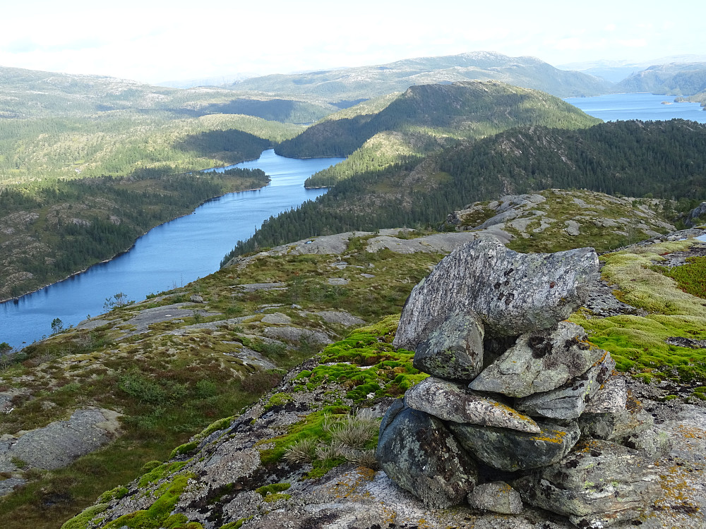 Utsikt fra det navnløse fjellet sør for Liavatnet. Liavatnet bak