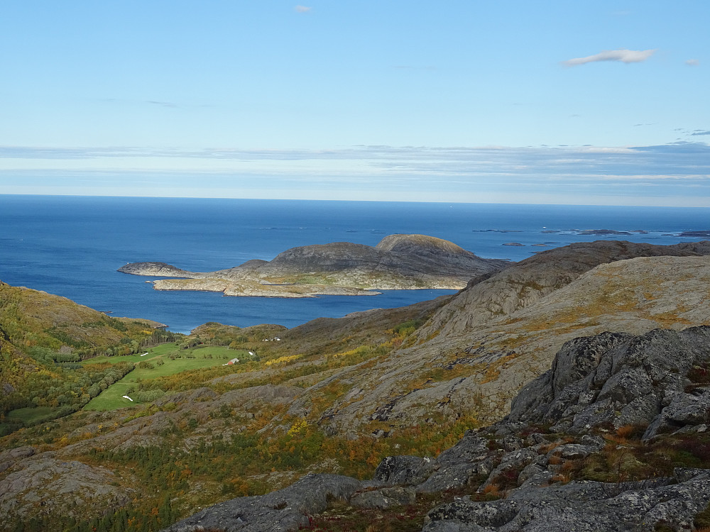 Utsikt mot Kvaløya og Vikdalsfjellet til høyre i bildet