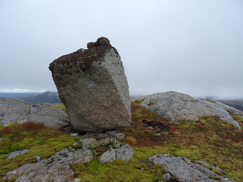 Denne store steinen ligger fem meter fra toppen til høyre. 
