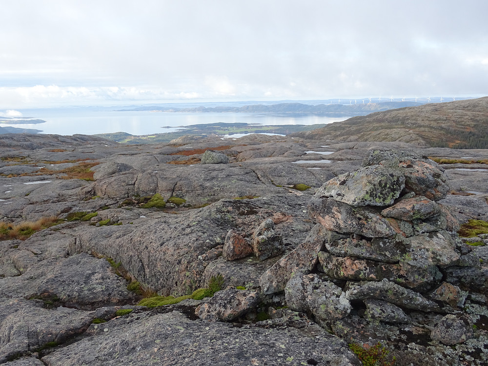 Høyde 428 på fjellet øst for Råfjellvatna. Vindmøllen på Hundhammerfjellet er synlig bak til høyre