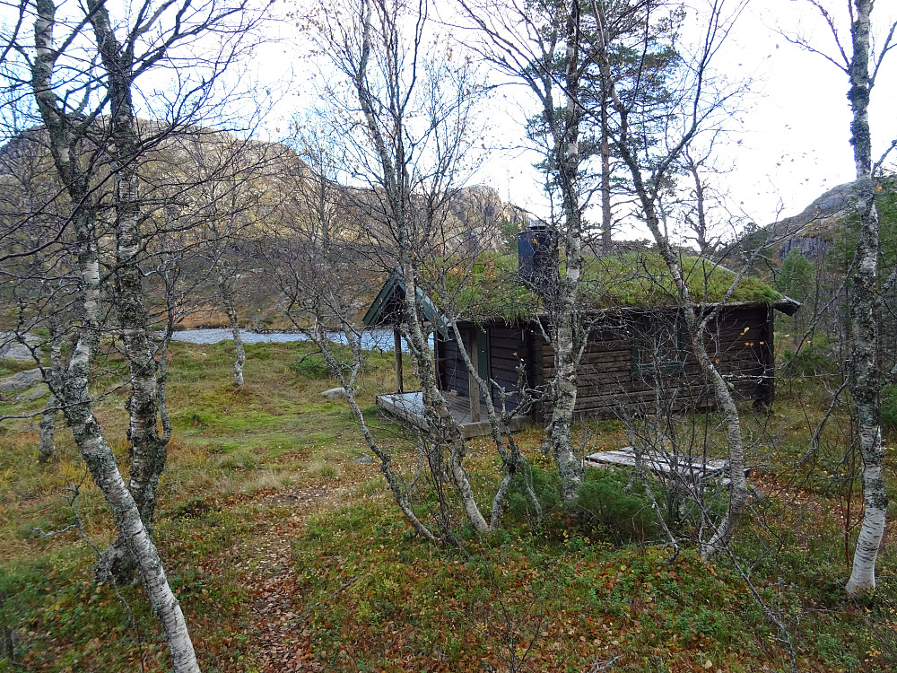 Ei flott hytte ved Øver Råfjellvatnet med høyde 428 bak